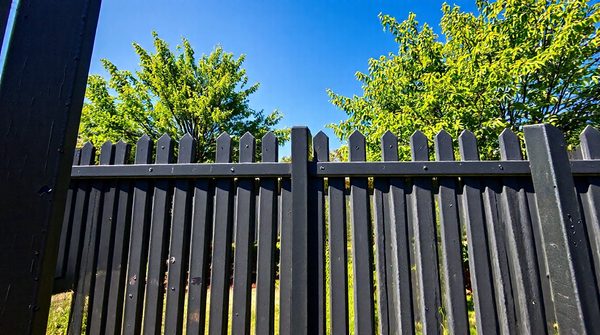 Les avantages d'une clôture rigide pour un extérieur sécurisé